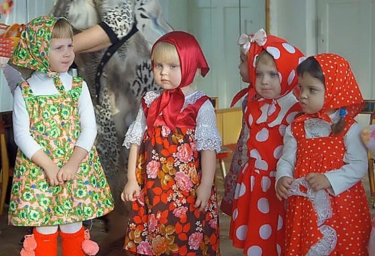 Стой девочка пришла. Девочка с платочком в руках. девчонки стоят в сторонке платочки. девчонки с платочками. девочка в сторонке.