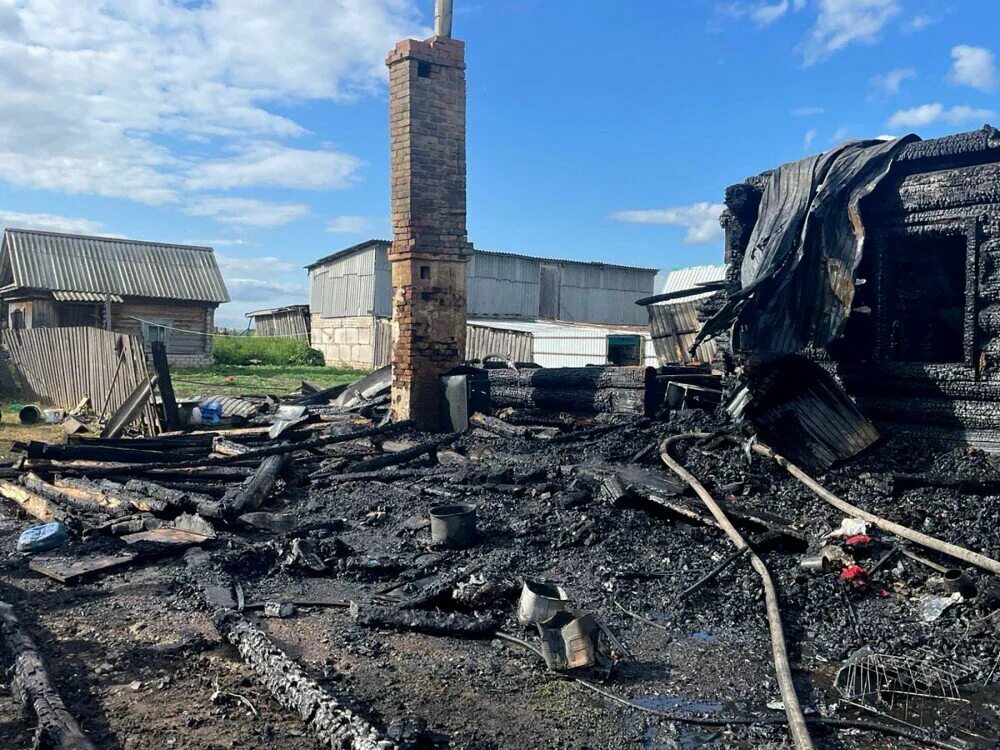 Пожар в татарстане. Пожар в Саитово Тукаевский район. Сгоревший дом. Дом после пожара. Пожар фото.