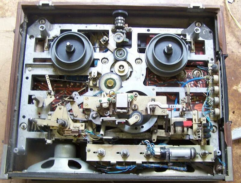 электродвигатель для магнитофона романтика. двигатель от советского магнитофона. бобинный магнитофон электродвигатель. двигатели магнитофонов. двигатели магнитофонов.