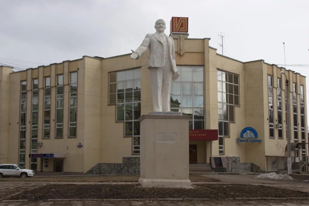 Г новомосковский московская. Памятник Ленину в Новомосковске Тульской области. Статуя Ленина в Новомосковске. Памятник Ленина на Маяковского в Новомосковске. Памятник Ленина на Московской в г Новомосковске.