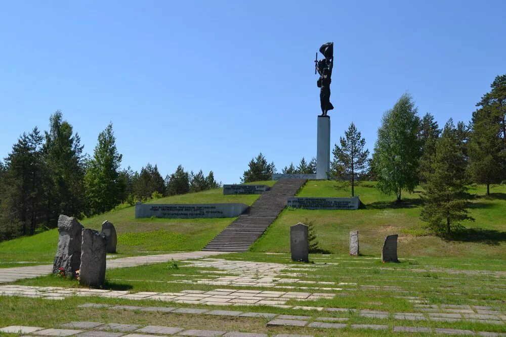 Город луги где. Мемориал Партизанская Слава Луга. Город Луга Ленинградской области. Мемориал Партизанской славы Партизанск. Партизанская Слава Луга памятник.