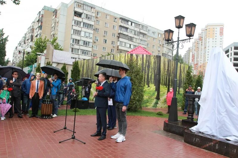 Памятник Пушкину в Энгельсе. Сквер Пушкина Энгельс. Памятник Пушкину Энгельсе открыли. Школа 33 Энгельс памятник Пушкину. Автору энгельс