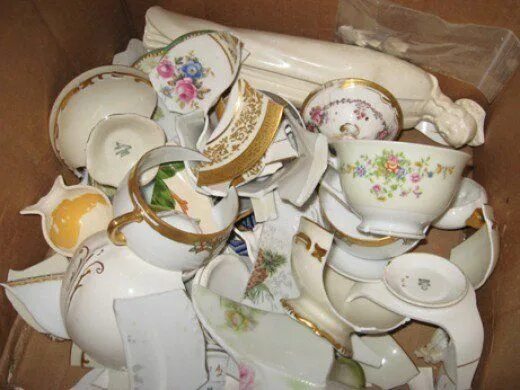 Разбитый чайный сервиз. Разбитый сервиз. Разбитые тарелки. Посуда мадонна. Разбитый сервиз.