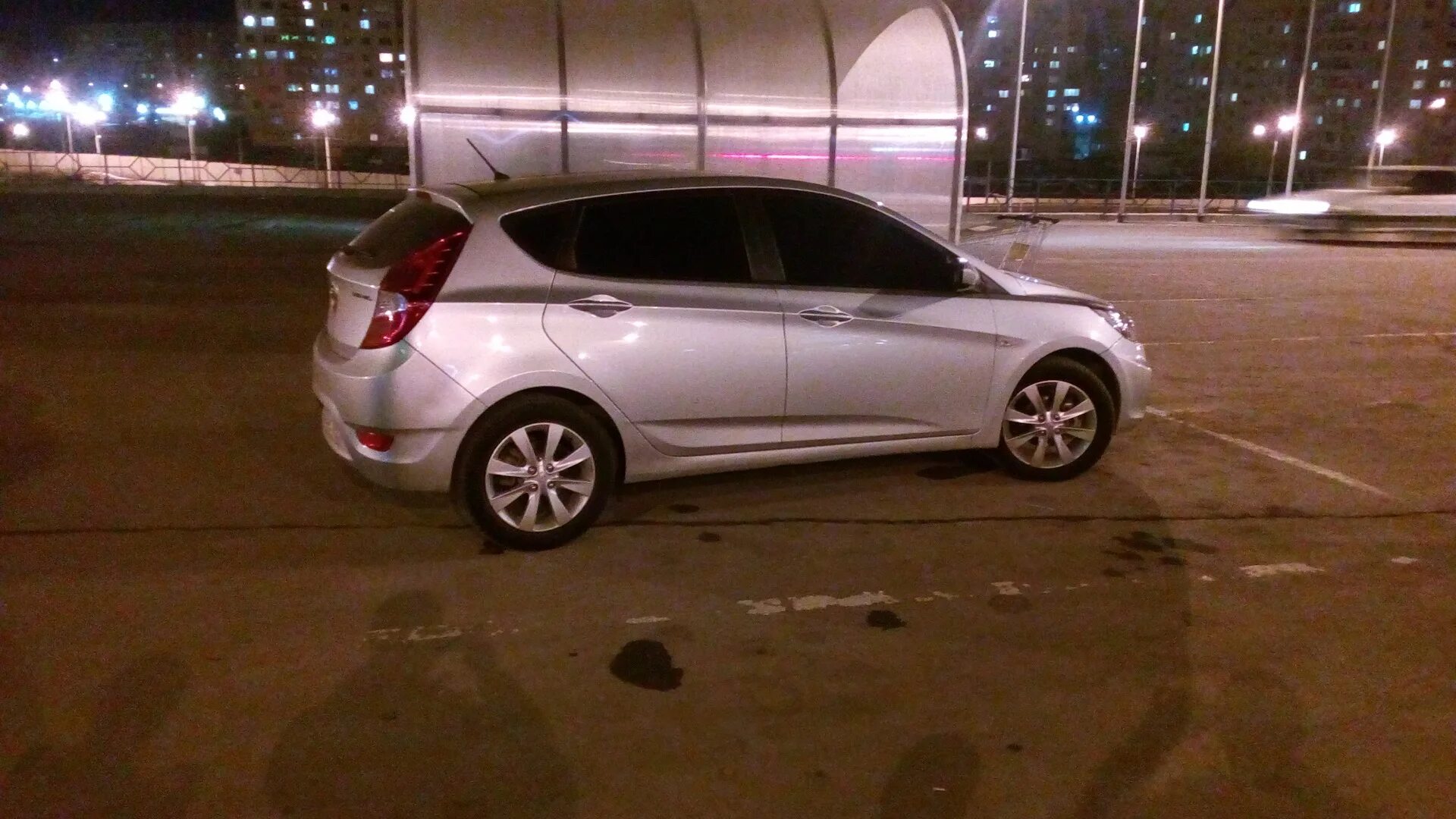 Hyundai Solaris хэтчбек r17. Hyundai Solaris литые диски 2014 белый. Хендай Солярис хэтчбек белый на литье. Хендай Солярис 2014 на литье. Летняя резина 15 хендай солярис