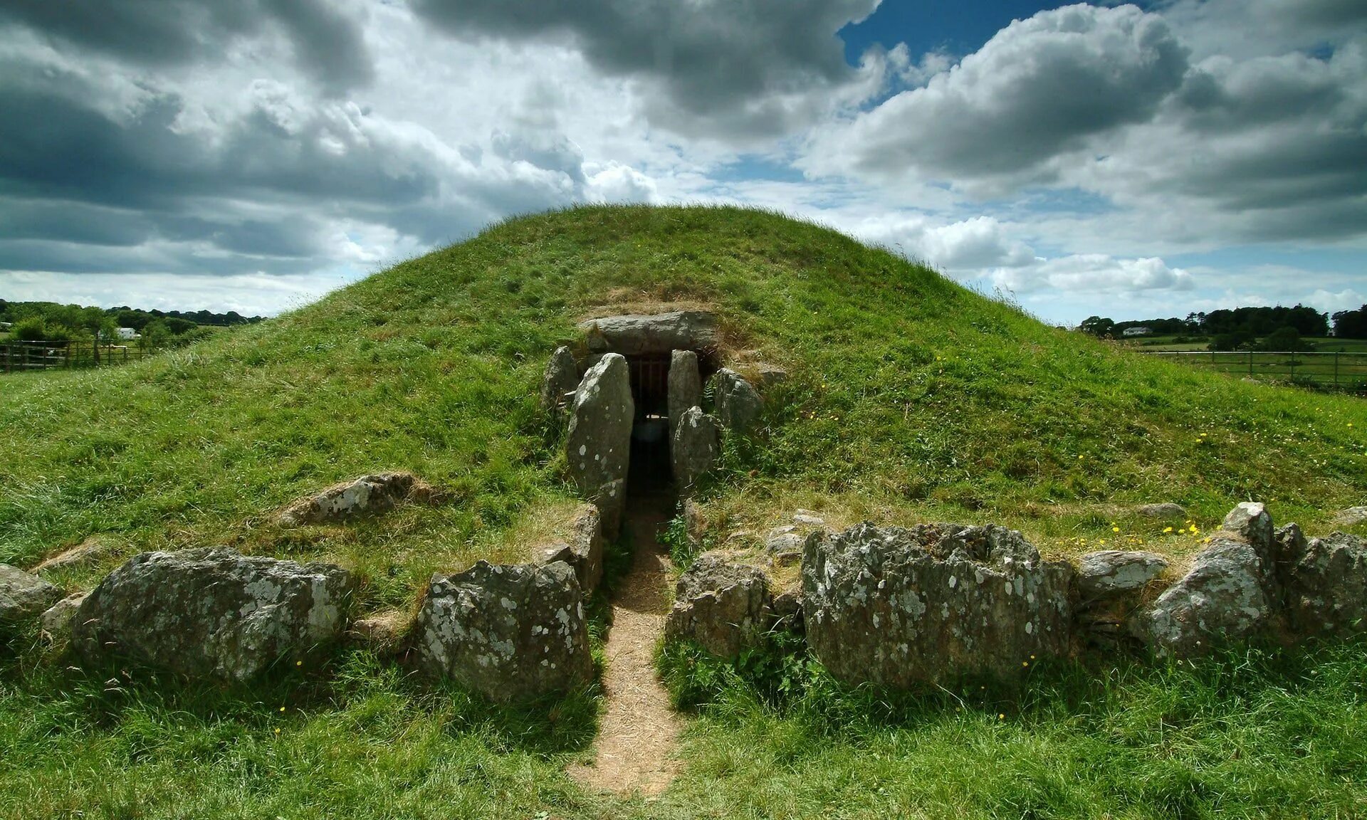 Находится в нескольких сотнях. Курган Могильный холм. Курган древний Могильный холм. Курган могила неолита. Брин-Келли-ди на острове Уэльса.