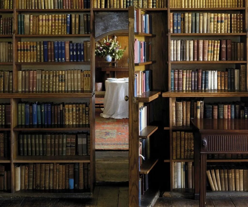 в трех книжных