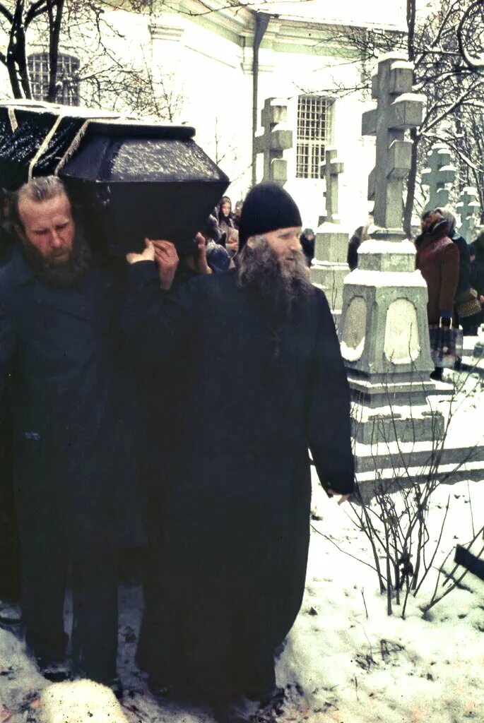 три дня дождя монах прощание. монах молится в храме. три дня дождя монах прощание. три дня дождя монах прощание. лука тараневский.