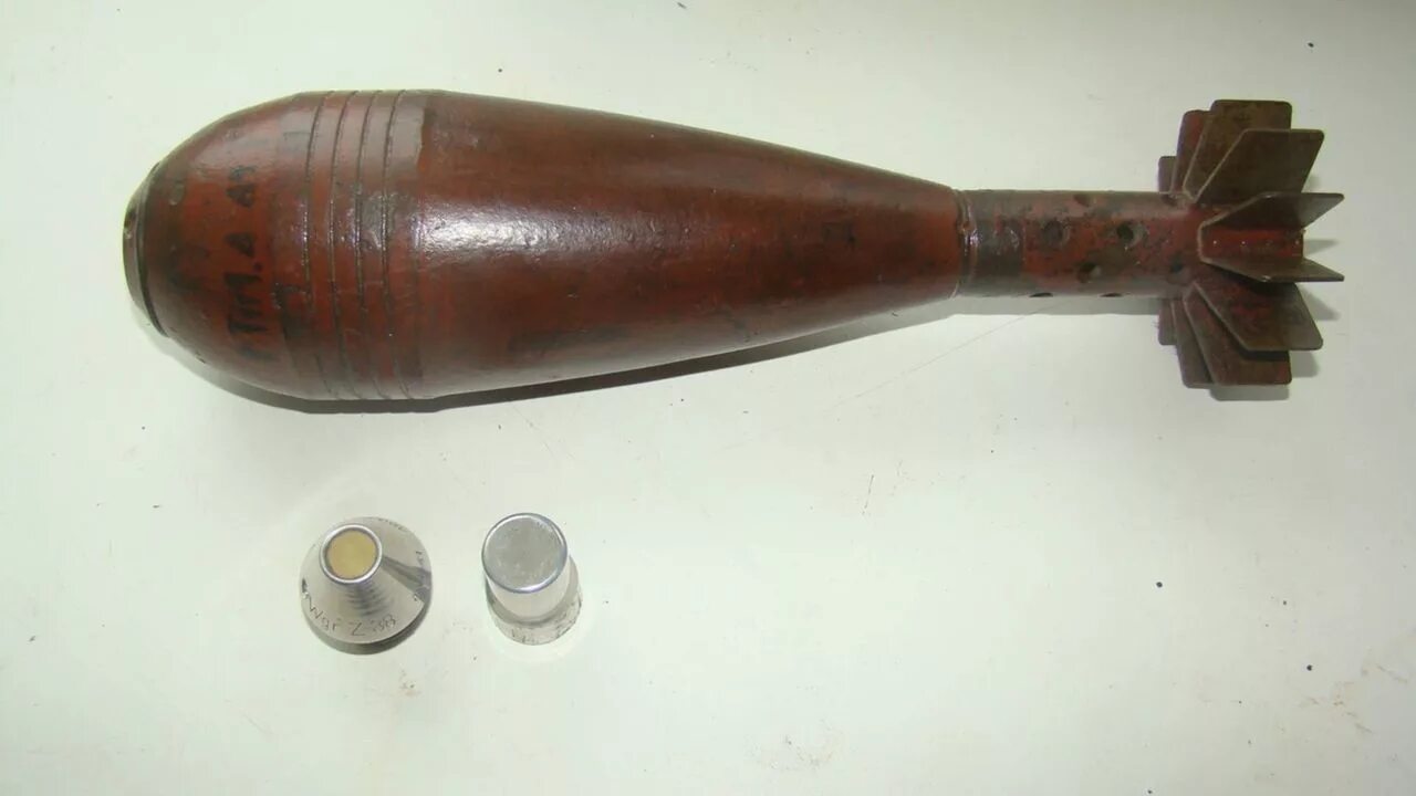 Мм минометных мин. Мина немецкая минометная 81 мм. Немецкий снаряд миномета 81мм. Хвостовик от 81мм немецкая минометная мина. 81-Мм осколочная мина обр.39 (подпрыгивающая) 8 cm WGR. 39.