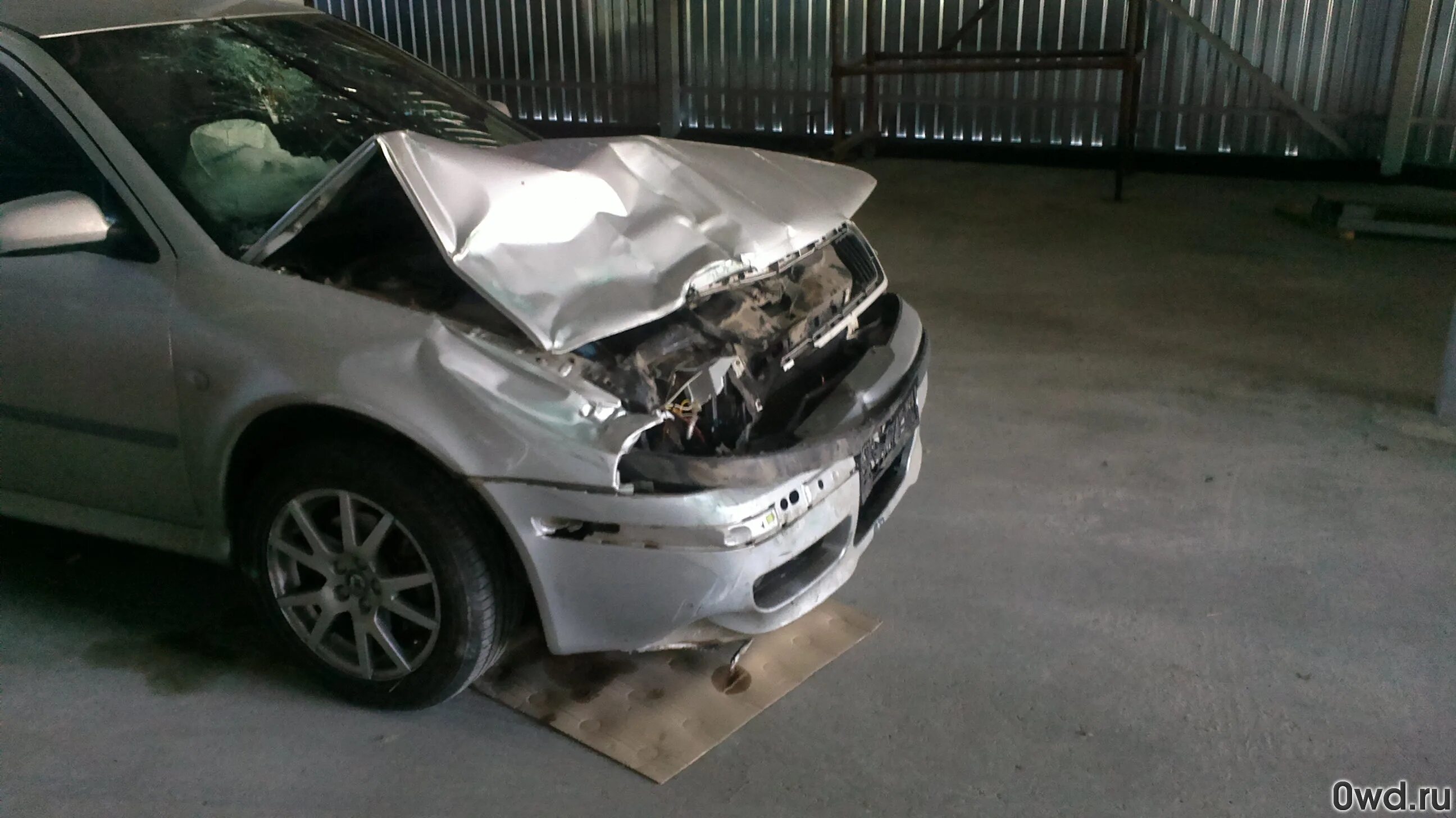 Битая шкода октавия а5. Битый шкода октавия а7 белая. Разбитая шкода октавия а5. Шкода а5 черная разбитая. Шкода после дтп.
