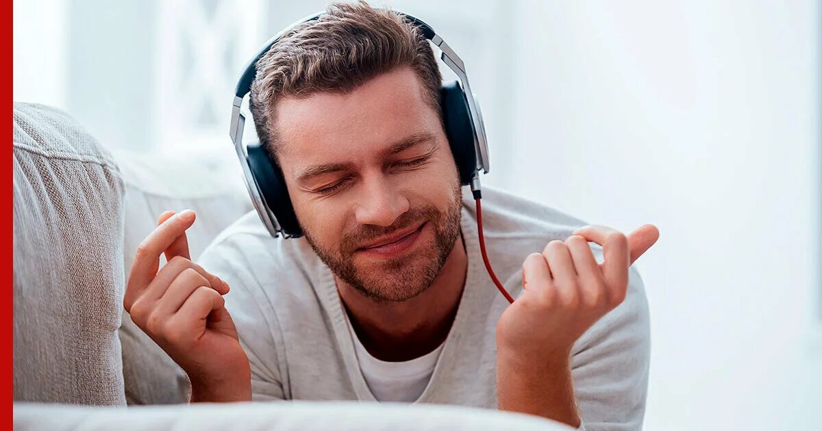 Is listening to music. Мужчина в наушниках. Наушники на человеке. Парень с наушниками. Молодые люди в наушниках.