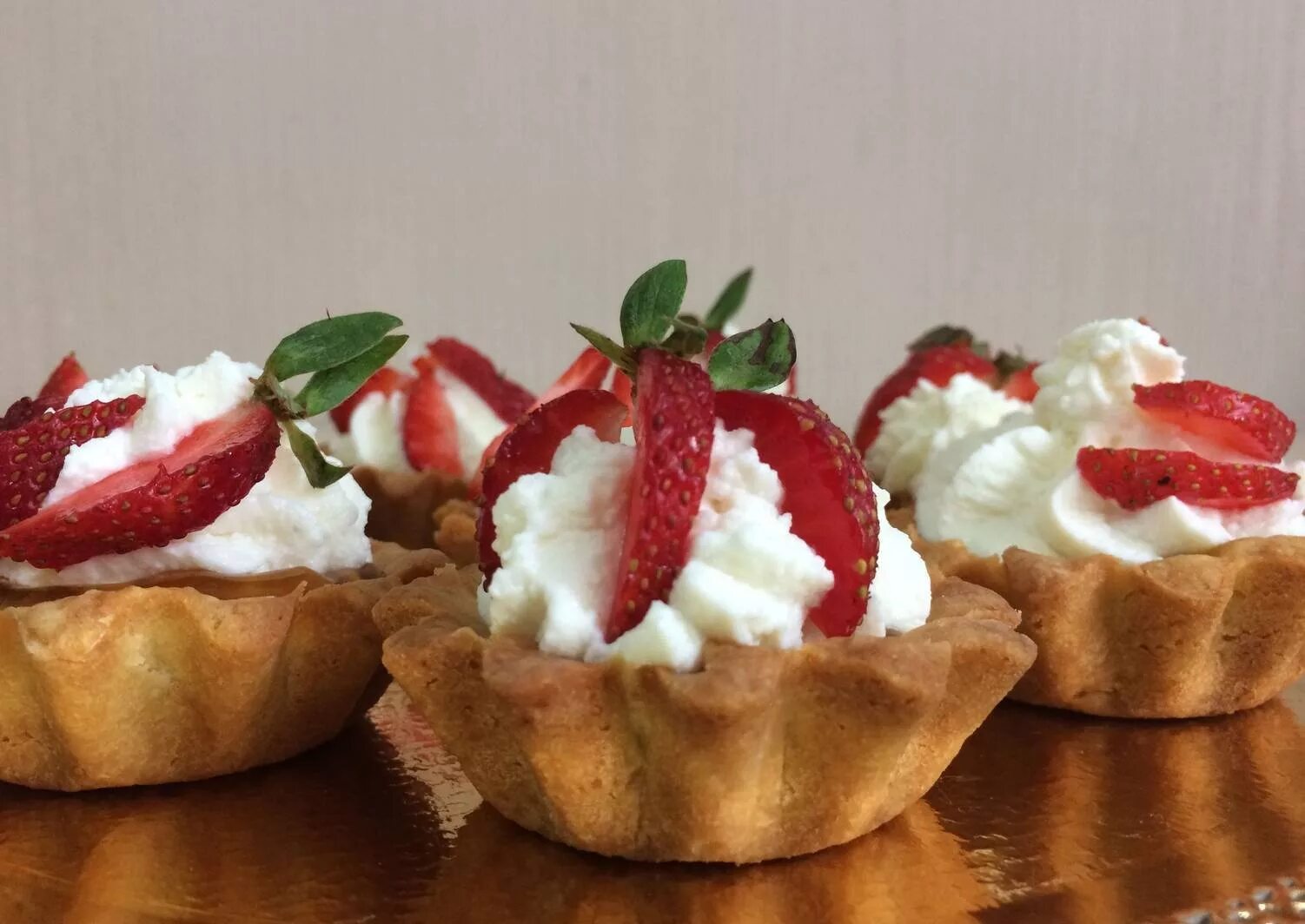 тарталетки со сливочным. тарталетки с лососем и авокадо. пиколини тарталетки. тарталетки с красной икрой и творожным сыром. тарталетки с красной рыбой и творожным сыром и огурцом.