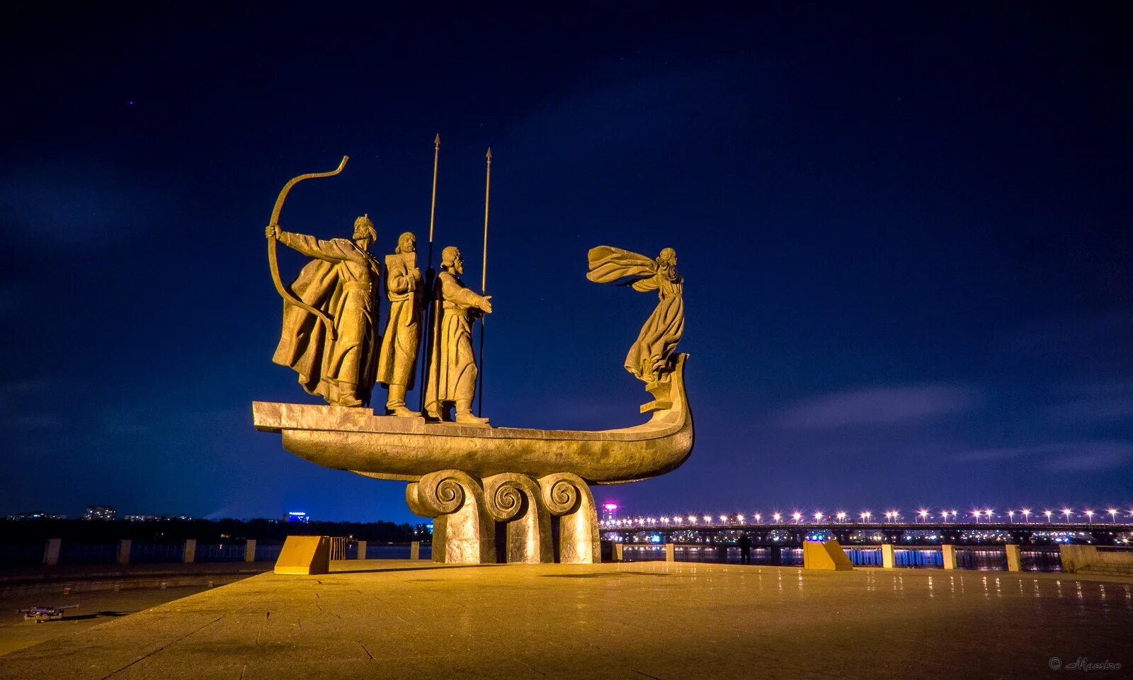 Кию щеку лыбеди