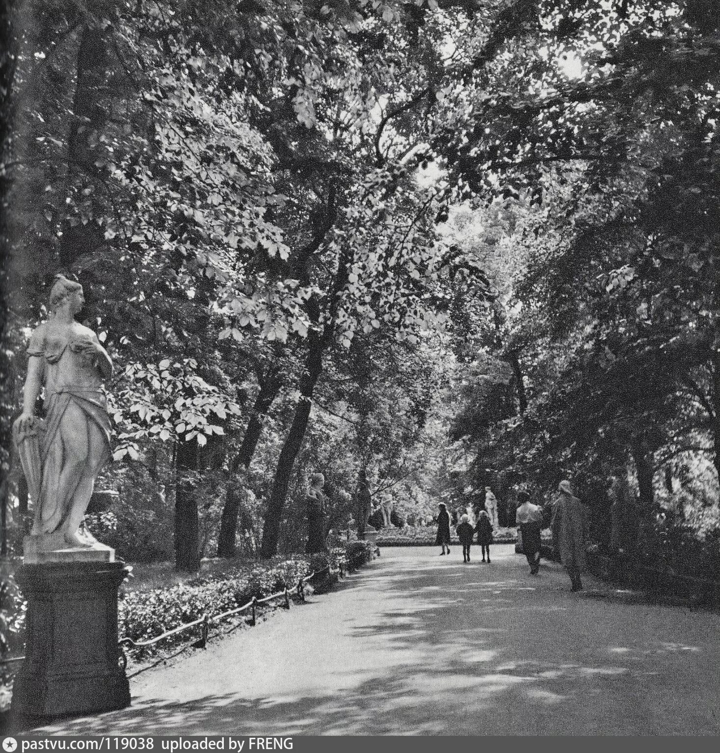 Старый сад санкт-петербург. Ждановский парк 1930. Сказки старого сада диафильм. Старый сад рассказ. Старая старая сказка рисунки.