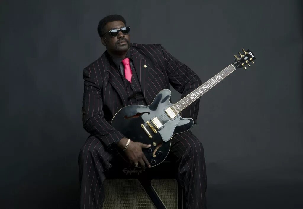 Гитара американских негров. Джордж бенсон фото. Негр блюзмен. Гитара американских негров. " && ( исполнитель | группа | музыка | music | band | artist ) && (фото | photo).