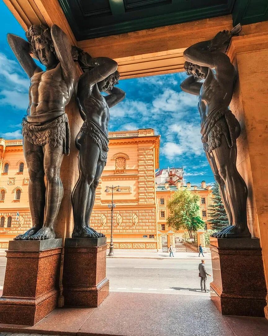 Атланты небо держат на каменных руках слушать. Атланты эрмитажа в санкт-петербурге. атланты в питере эрмитаже. статуи атлантов в санкт-петербурге. атланты в петербурге на миллионной.