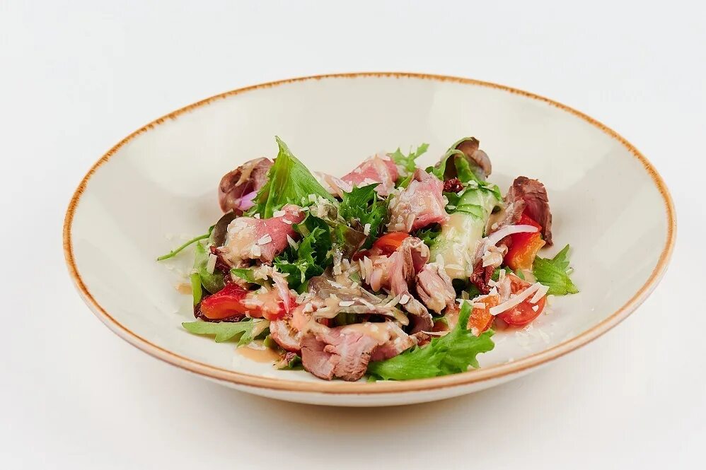 Салат с ростбифом и рукколой. Микс салат с ростбифом. Салат руккола с ростбифом. Салат с ростбифом ресторанная подача. Цезарь с ростбифом.