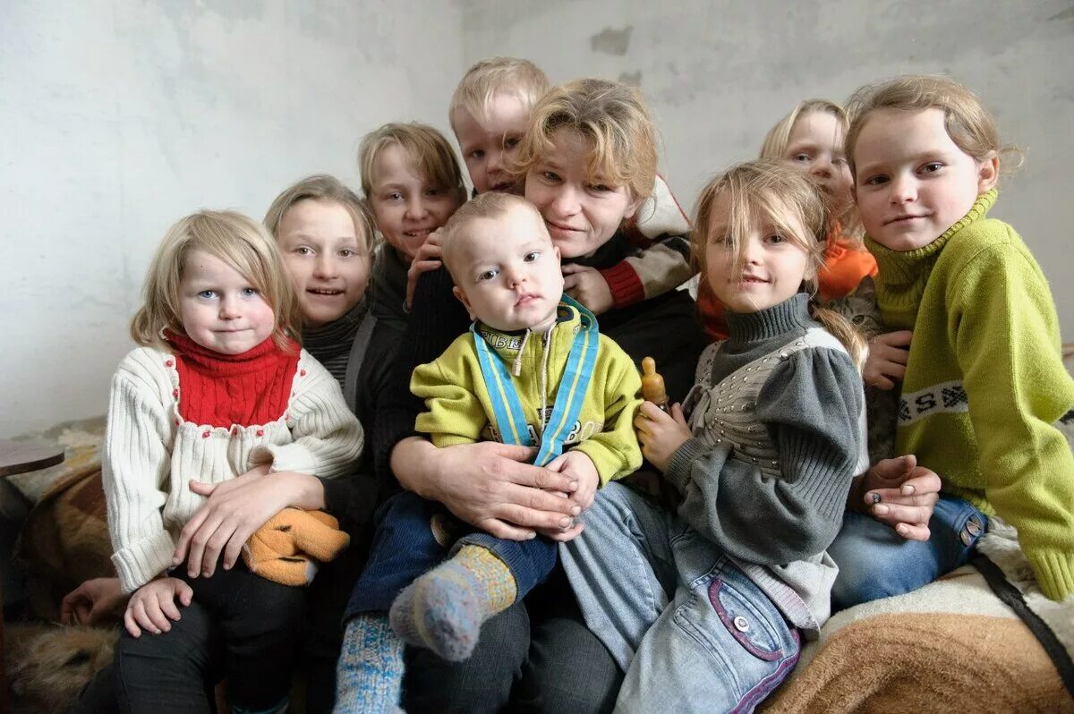 Социальная поддержка многодетных малоимущих семей. Дети из малообеспеченных семей. многодетная мать. многодетная семья. многодетные малоимущие семьи.