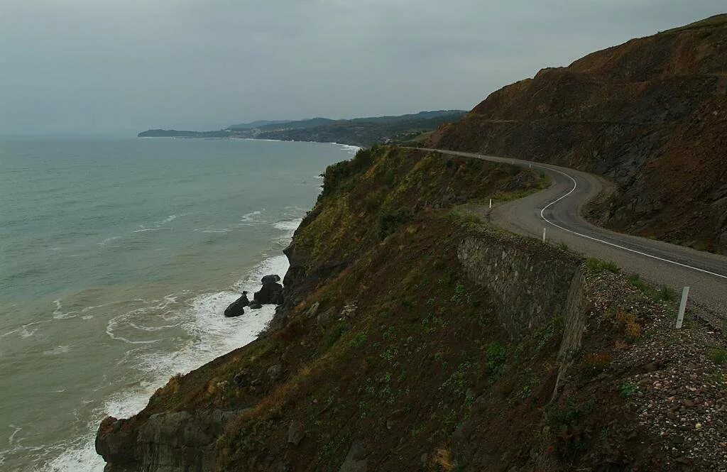 Река россии впадающая в два моря. Река впадает в море. Впадение рек в черное море. Чёрная (река, впадает в чёрное море). Здесь река впадает в море.