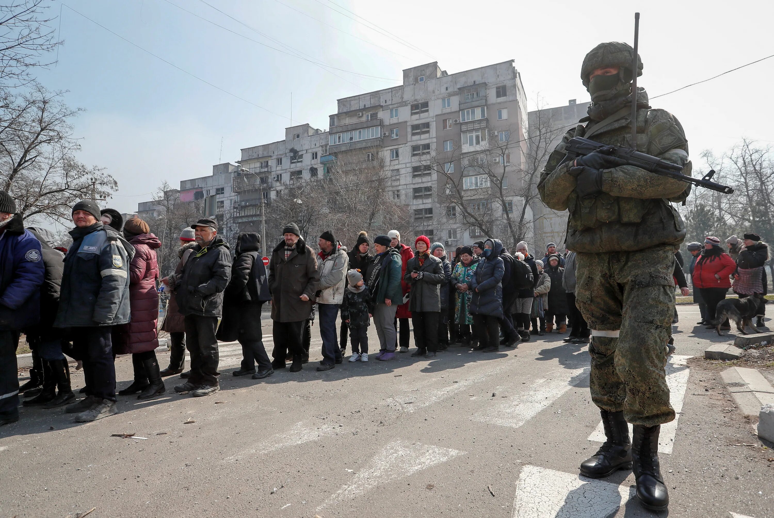 Последние новости из украинских источников. Российское военное преступление в Украине. Русский солдат Мариуполь. Российские военные в Мариуполе.