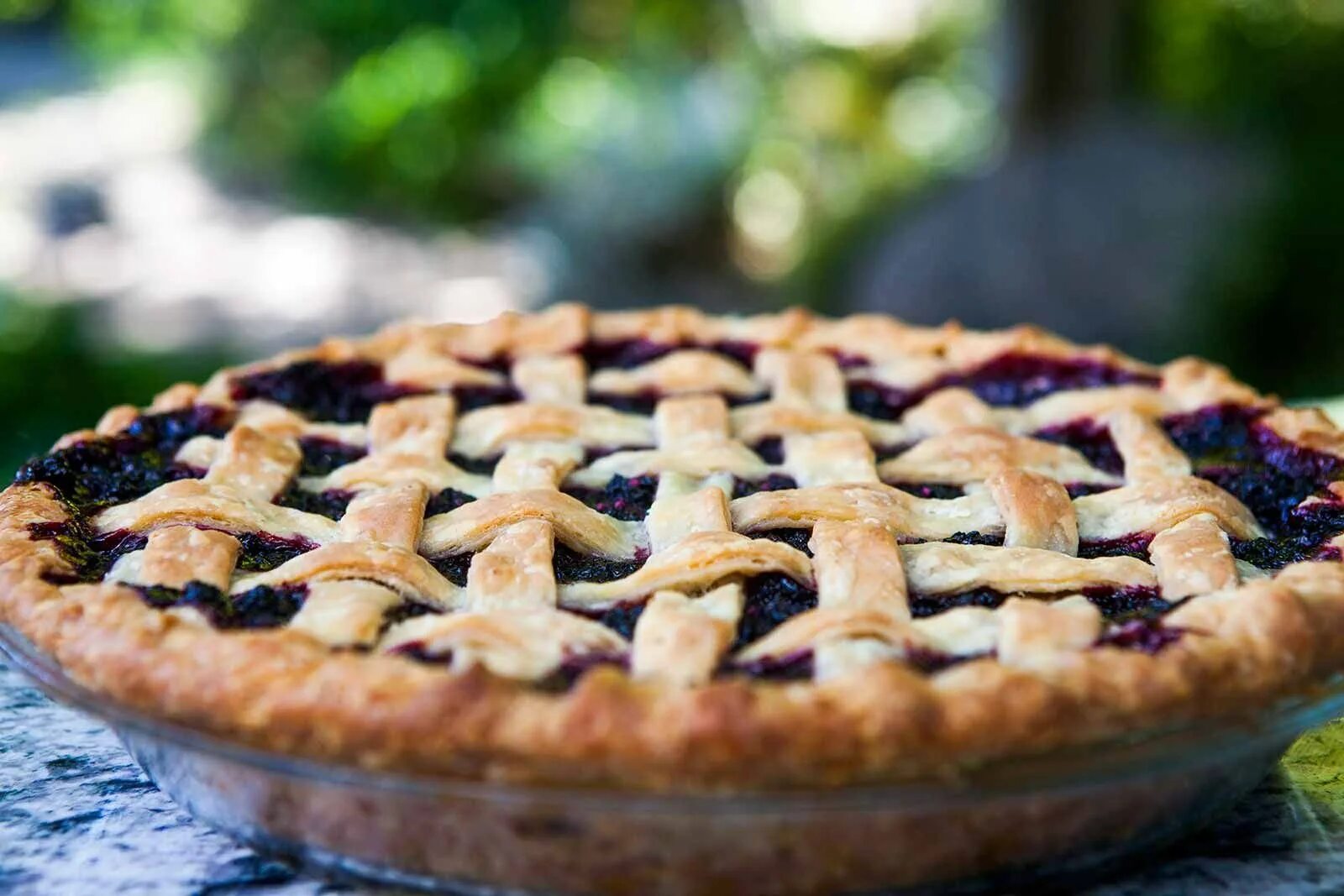 Пирог картинка. BLACKBERRY pie. Плетенка пирог черничный. Пирог из ежевики. Пирог с черникой из слоеного теста.