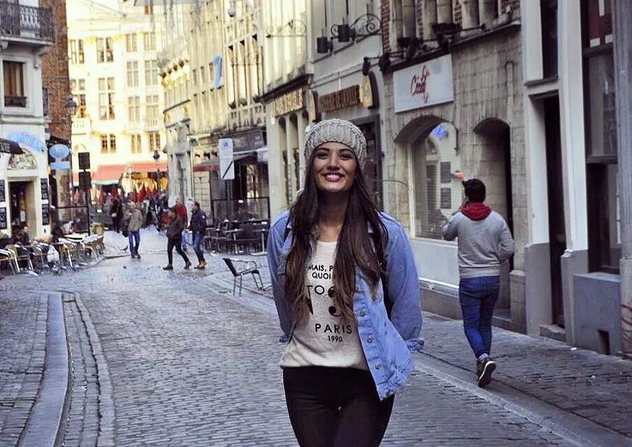 Серкан болат сериал турецкий. Айдан вышла на улицу. Терраса эды постучись в мою дверь. Дом эды. Ханде эрчел и керем бурсин сериалы.