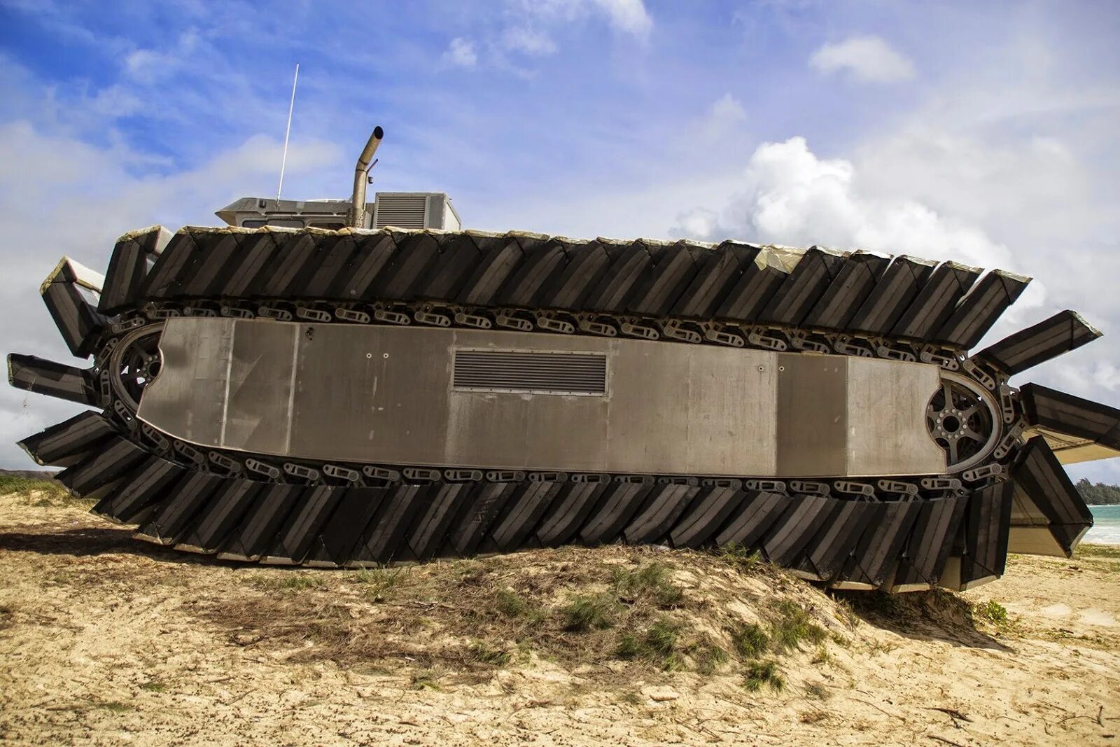 Десантные бронемашины гусеничные. Необычный танк. Необычные танки. Самый необычный танк. Самый сильный танк в мире танков