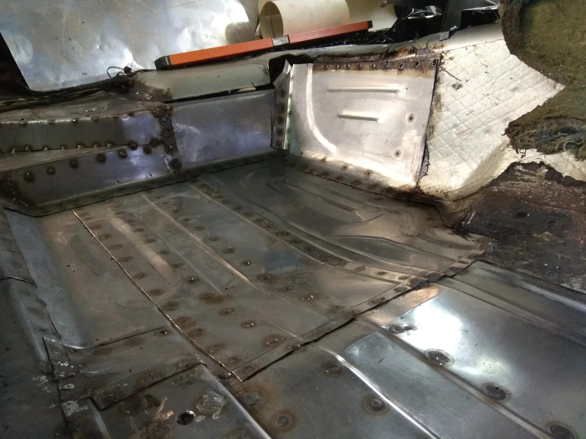 Пол днище ваз 2109 ремонтный. Сварка пола ваз 2107. Уаз 31512 меняем днище. Сварка днища автомобиля. Сварка кузова гольф 2.