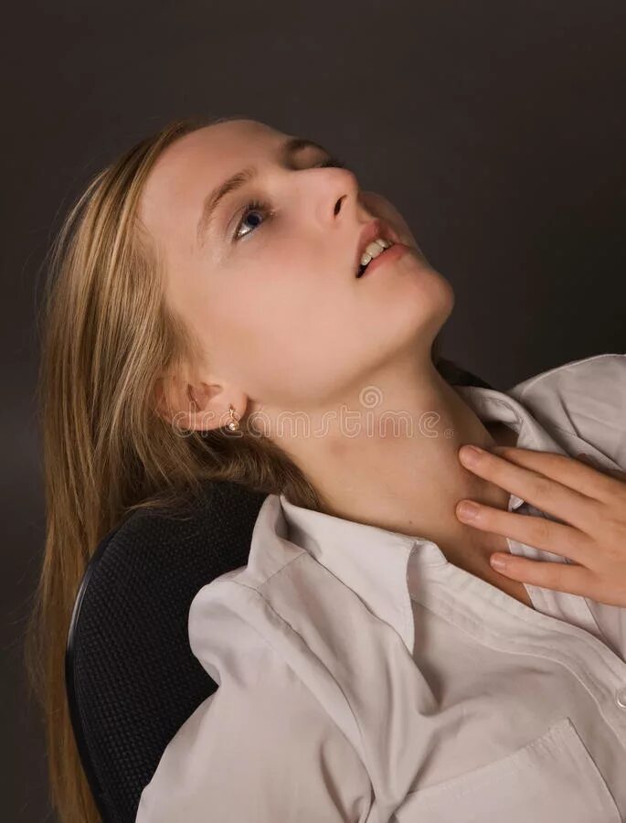 Девушка свернула шею. Девушка свернула шею. Девушка свернула шею. Девушка свернула шею. Девушка на полу.