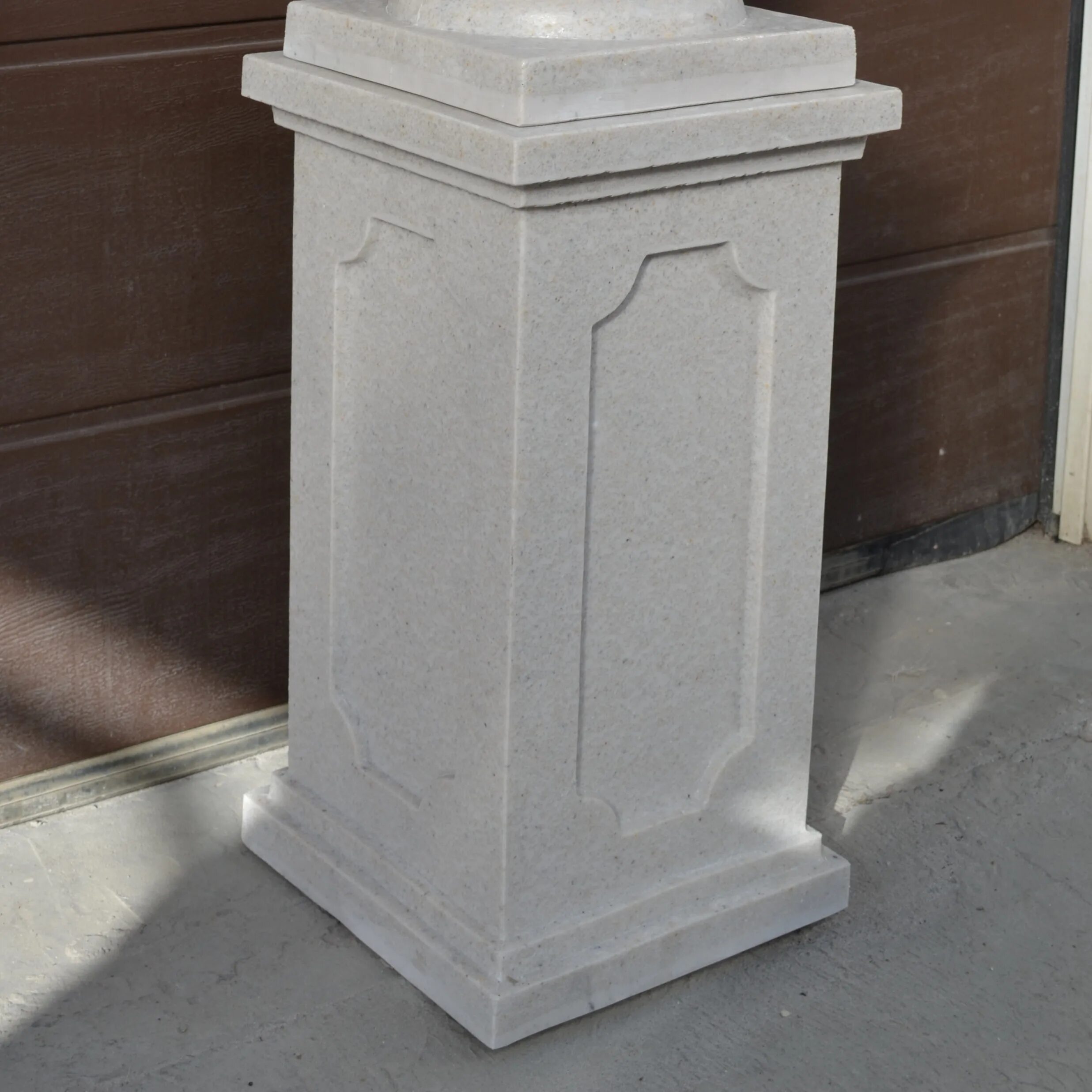 пьедестал из гранита. постамент п011. бетонный постамент. постамент. п пьедестал.