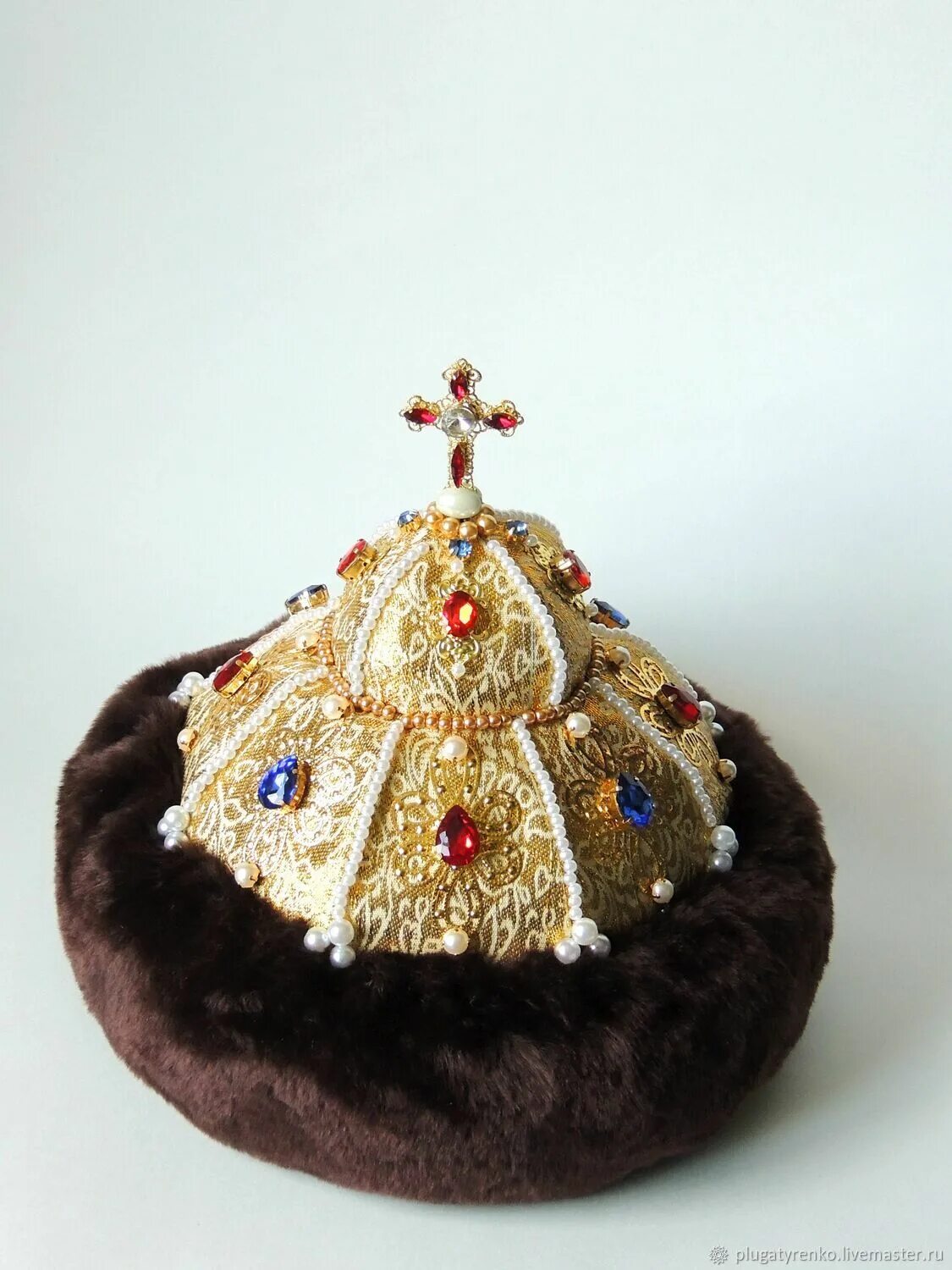 Царь в шапке мономаха. Шапка мономаха ивана грозного. Шапка мономаха оружейная палата московского. Корона мономаха. Шапка мономаха.