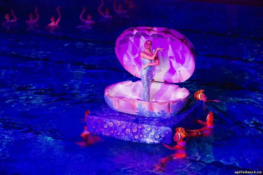 водный стадион динамо новогоднее представление. новогодние елки на воде марии киселевой. сказка о царе салтане шоу марии киселевой. мария киселева водное шоу. шоу на воде.