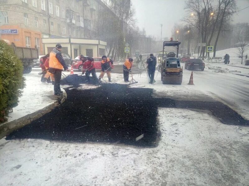 Почему не делают дороги. Кладут асфальт в снег. Снег на асфальте. Укладывают асфальт в снег. Укладка асфальта в снег.