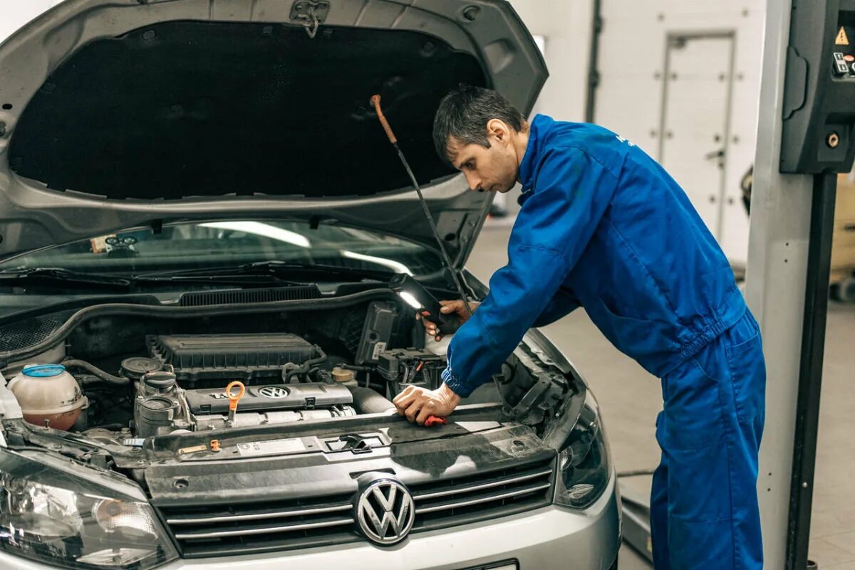 Сервис Фольксваген. Техобслуживание Volkswagen. Сервисный центр Фольксваген. Механик Фольксваген.