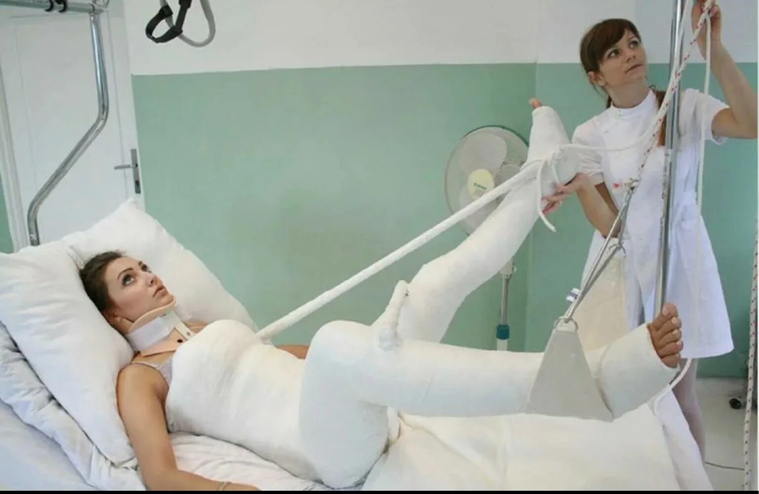 девушки в гипсе полностью. гипсовая повязка коксит. реабилитация после эндопротезирования шейки бедра у пожилых. гипс при переломе бедра. сколько лежат в больнице с переломом бедра.