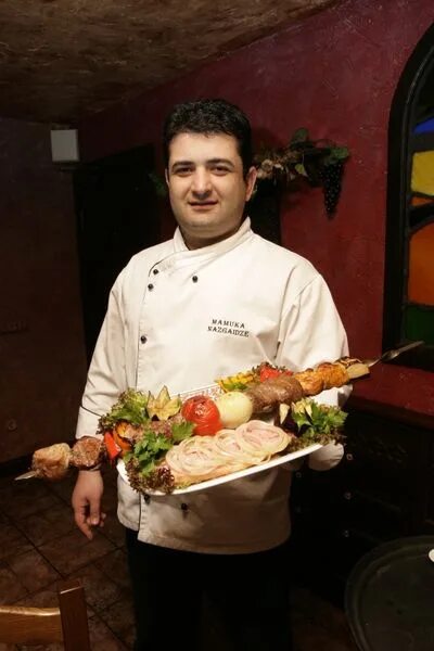Шашлык поваров. Повар с шашлыком. грузинский шеф повар. грузин с шашлыком. повар грузин.