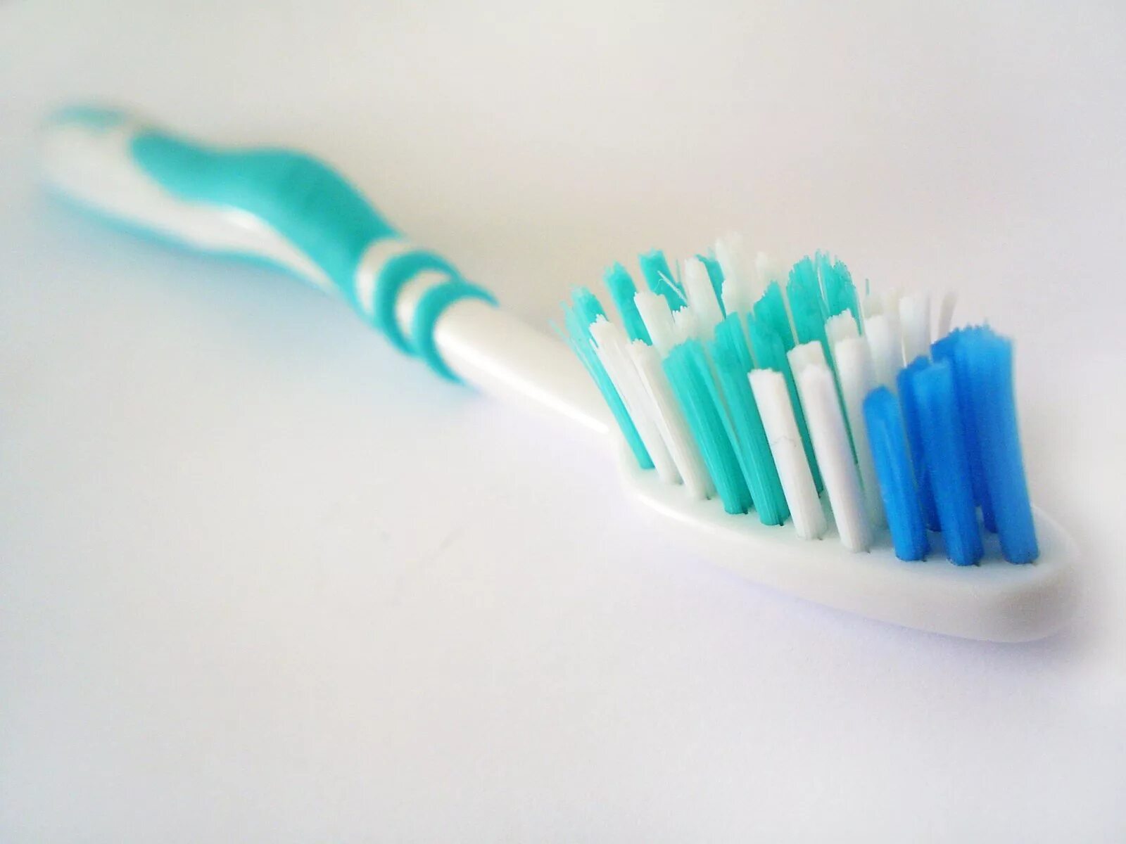 Зубная щетка яркая. Красивые зубные щетки. Дарить зубную щетку. Дарить зубную щетку. Зубная паста и зубная щётка в наборе для девочки.