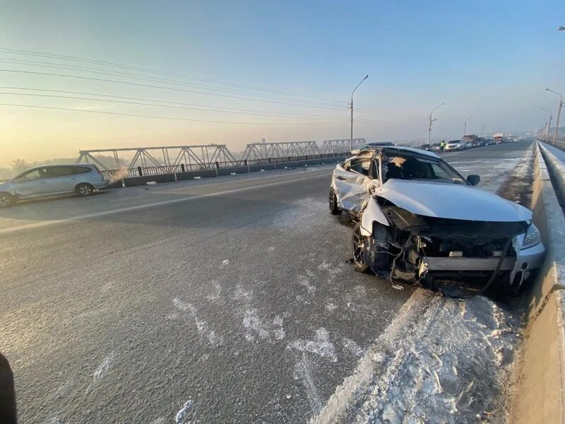 Что случилось в абакане. Авария на коммунальном мосту. аварии зимой в абакане. вчерашняя авария абакан.