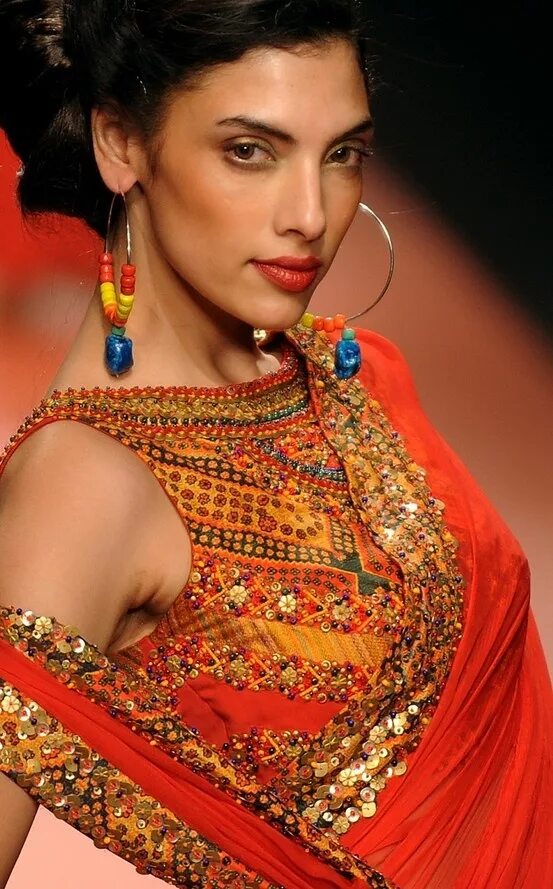 Индийская одежда бренда sabyasachi. Современная мода в индии. Индия женщины в сари. Индийский модельер тарун тахилиани. Современные индийские женщины.