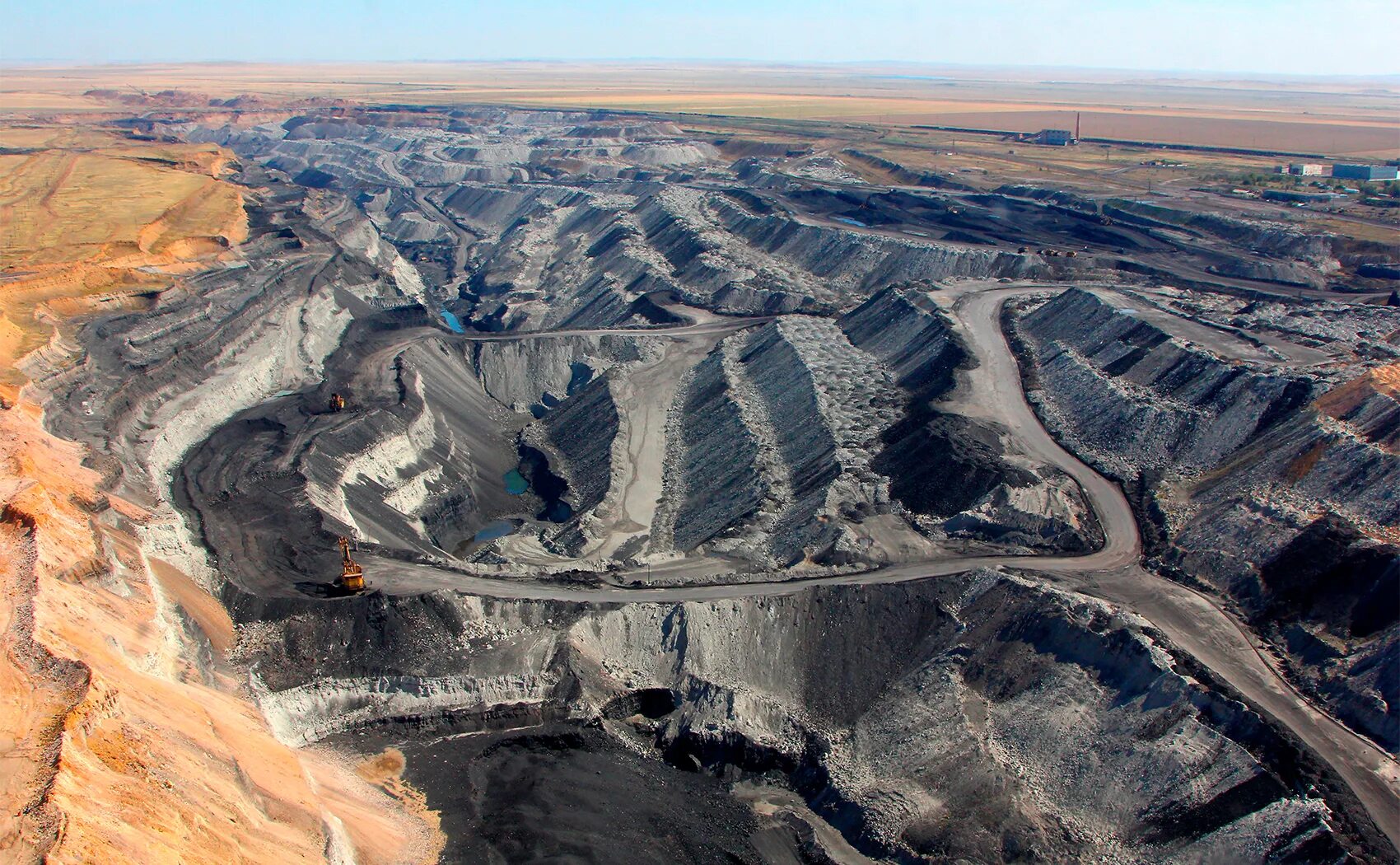 Эршрд 5000 экскаватор. Экскаваторы в карьерах. Способы разработки карьеров. Отвал вскрышных пород. Стойленский горно-обогатительный комбинат.