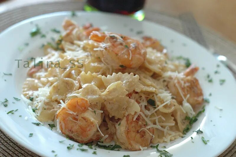 паста с креветками в сливочном соусе с чесноком. паста с креветками в сливочном соусе с сыром и помидорами. лангустины в сливках. фету чин с креветками в сливочном соусе. паста с лангустинами.