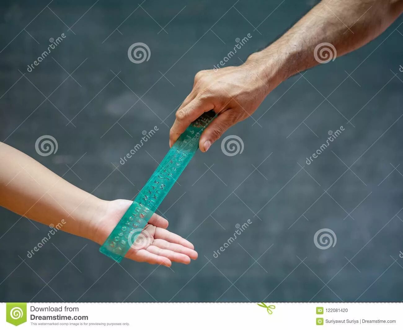 Бить линейкой. Бить линейкой. Учитель бьет ученика. Бить линейкой. Линейкой по рукам.