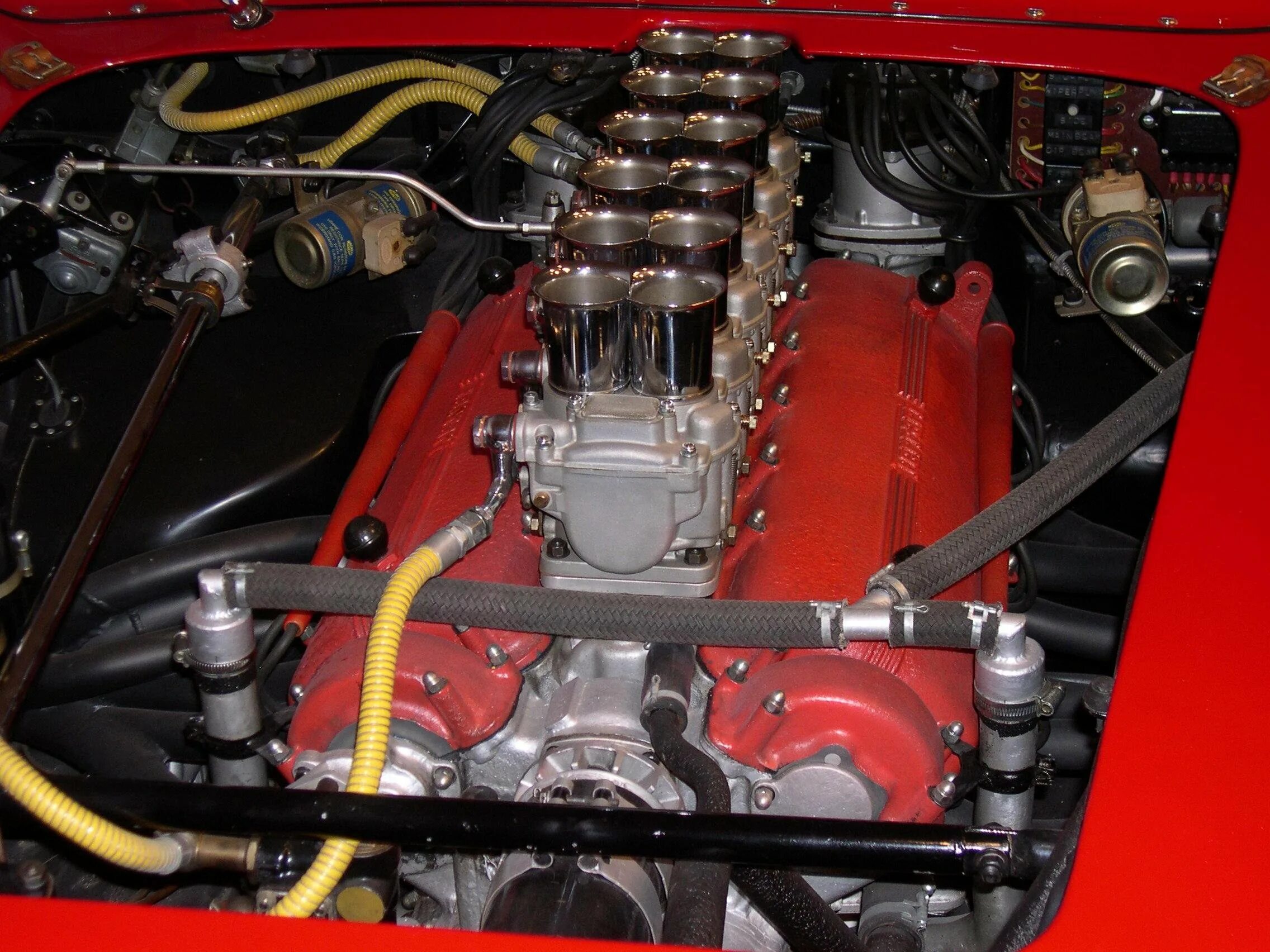 Двигатель Феррари v12. Ferrari Colombo v12. Карбюраторный v8. Ferrari v12 engine Turbo. Автомобиль двигатель карбюратор