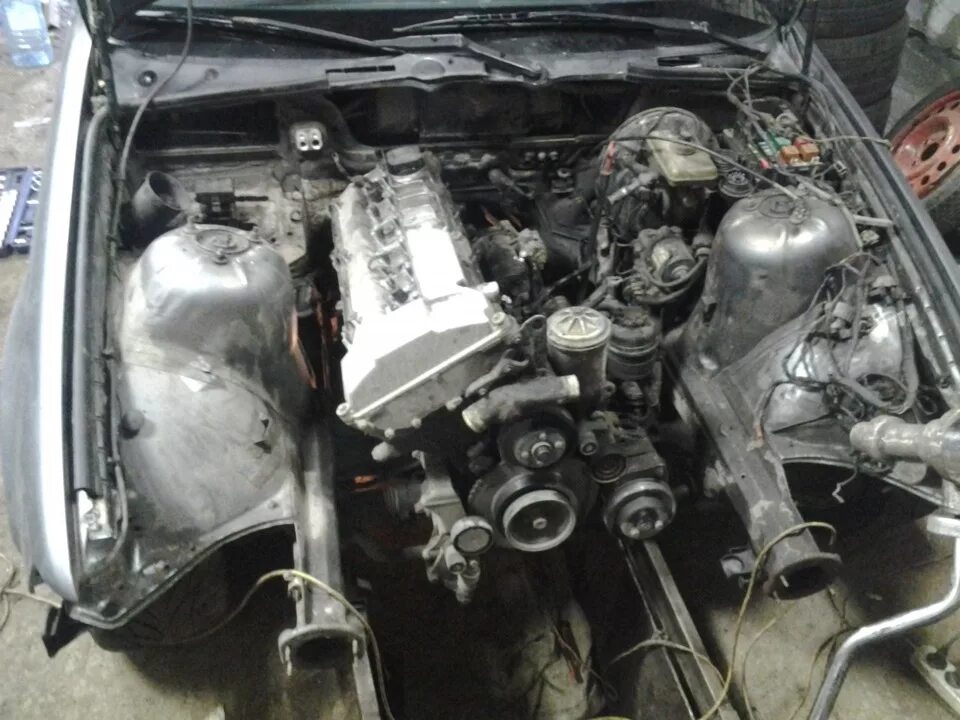 Бмв снять двигатель. Bmw m50 b2.5 mator. двигатель m20b20 трубка. двухвальным мотором m44b19. е36 снятие мотора.