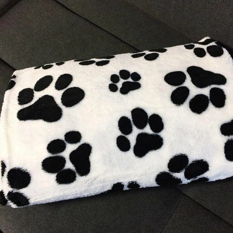 Плед лапы. Плед карал флис 180×200 ультрасофт серый. Плед 200/200 флис нб 03. Плед флисовый лапки. Плед лапки черно-белый.