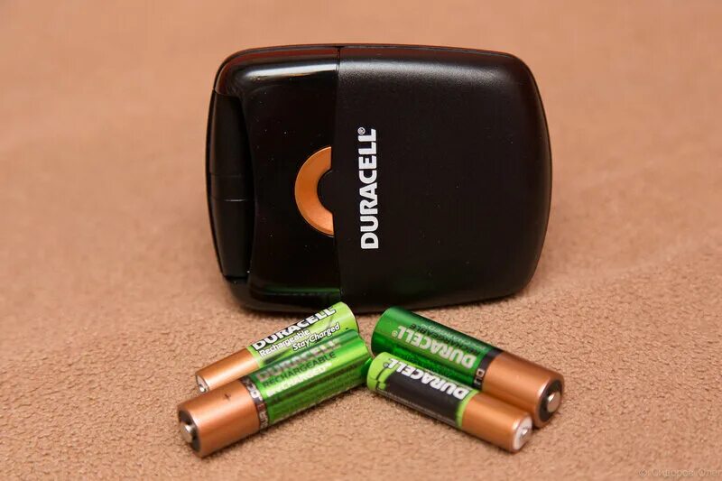 Зарядка Duracell. Зарядное устройство moricell CR-606. Заряжаемые батарейки пальчиковые. Сотовый телефон на пальчиковых батарейках. Обычные батарейки можно зарядить