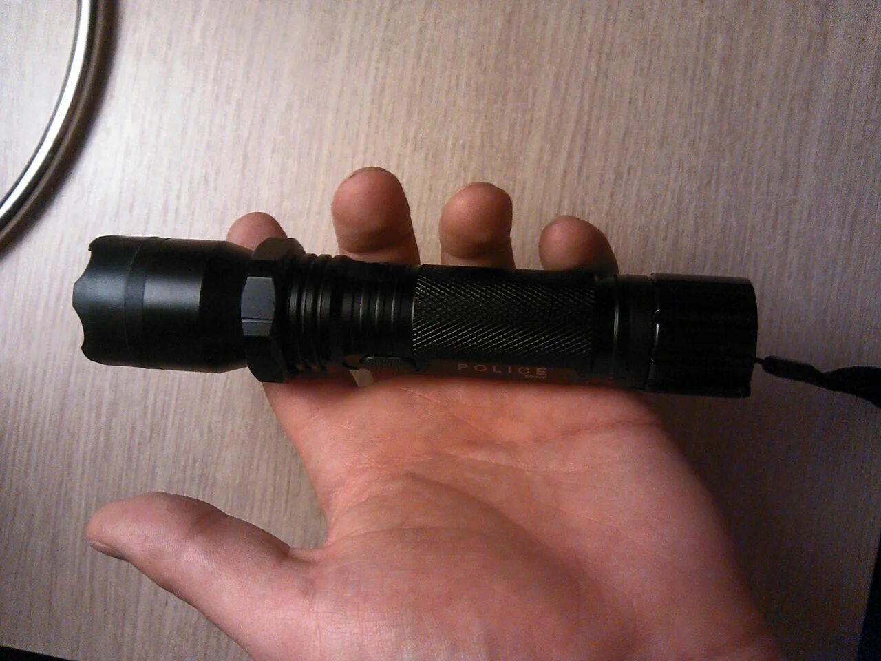 Поп шокер для телефона. Китайские фонарики силуэт. Китайский фонарик графика. Разные туши для ресниц. Электрошокер в руке.