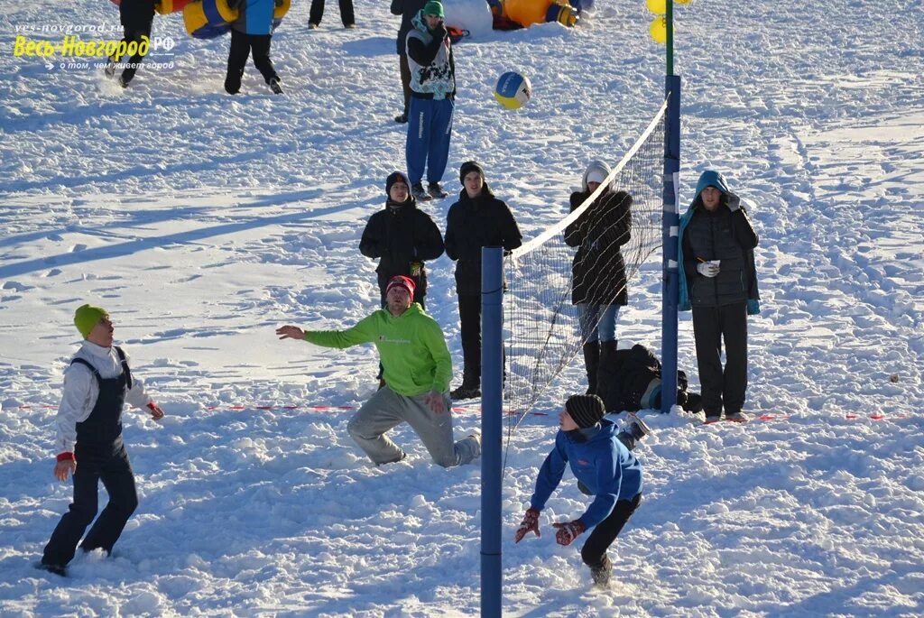 Правила по пляжному волейболу. Пляжный волейбол зимой существуют. Волейбол на пляже. Снежный волейбол. Шерегеш снежный волейбол.