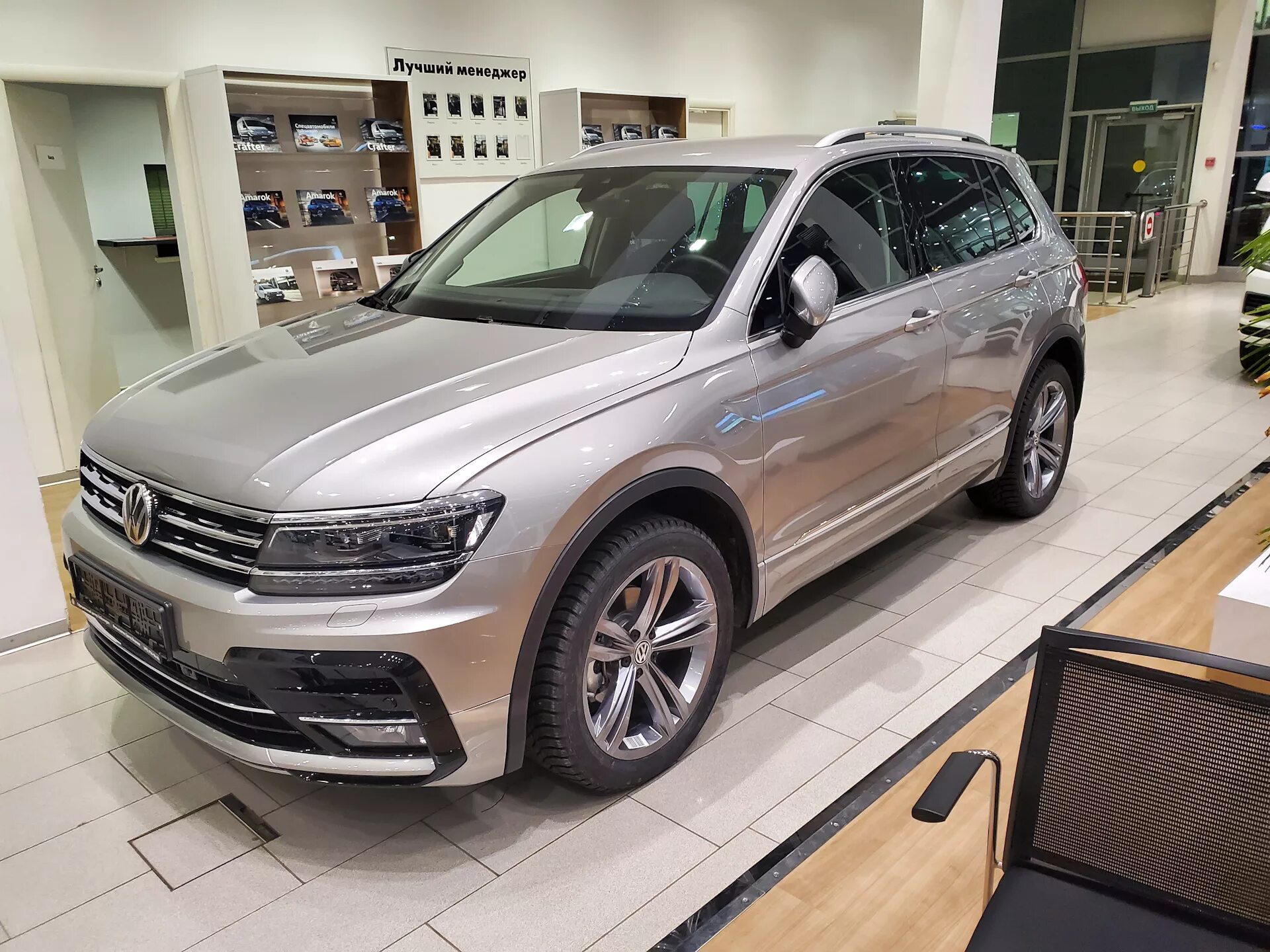 Сколько стоит volkswagen tiguan. Tiguan Volkswagen Tiguan. Фольксваген Тигуан новый. VW Tiguan 2021 серый. Фольксваген Тигуан 2021 комплектации.