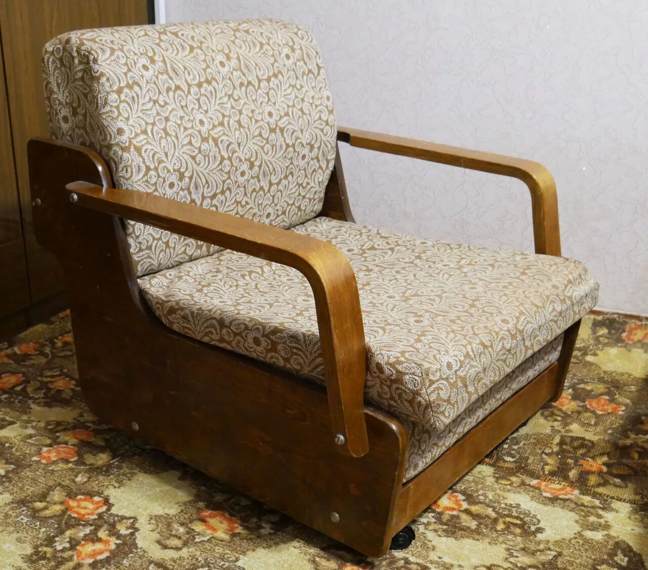 Куплю кресло кровать недорого б у. Кресло раздвижное. Советское раскладное кресло. Раскладное кресло-кровать. Советские кресла кровати раскладные.
