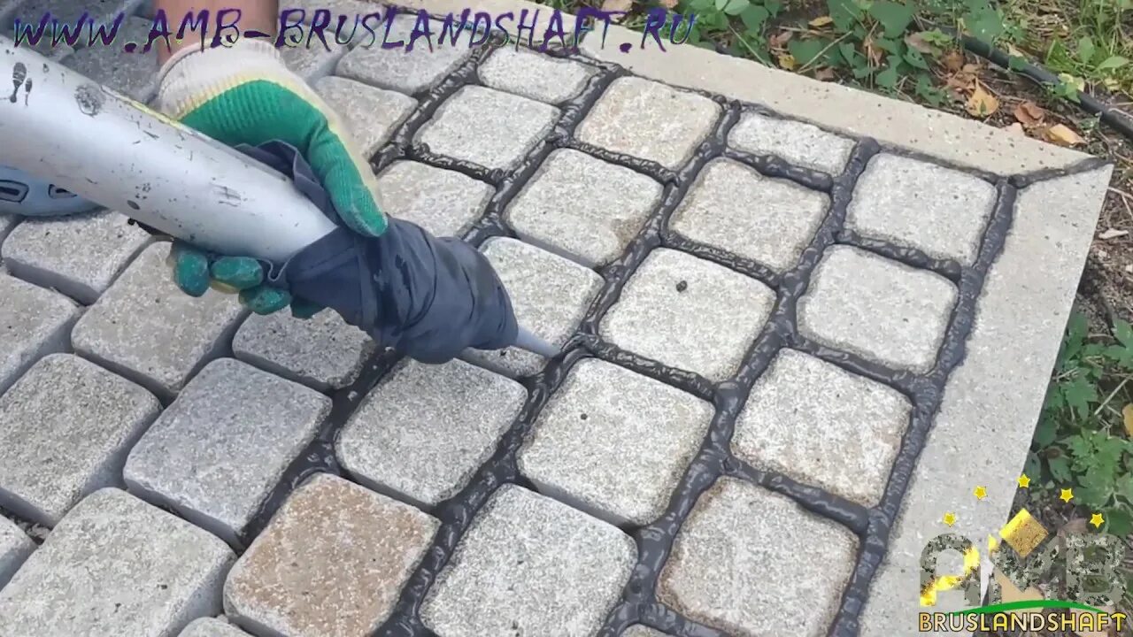 Как затирать швы на тротуарной плитке. Заделка швов на тротуарной плитке герметиком. Засыпка швов тротуарной плитки. Квик микс затирка для брусчатки. Затирка швов плитки крыльца.